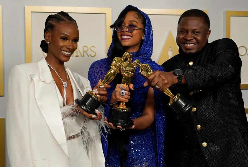 (From L) Tiara Thomas, H.E.R. and Dernst Emile II, winners of the award for best original song for "Fight For You" from "Judas and the Black Messiah," pose in the press room at the Oscars on April 25, 2021, at Union Station in Los Angeles. (Photo by Chris Pizzello / POOL / AFP) (Photo by CHRIS PIZZELLO/POOL/AFP via Getty Images)