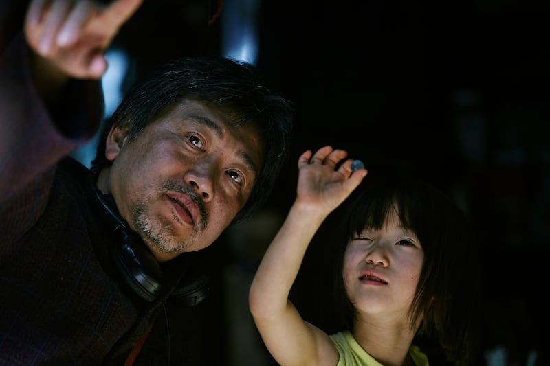 Hirokazu Kore-eda with the young actor Miyu Sasaki during the filming of Shoplifters