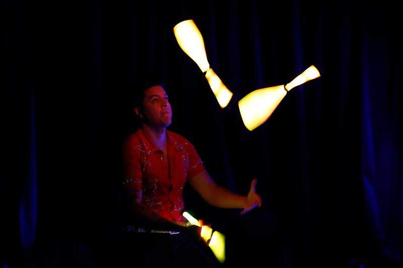 A juggler at work
