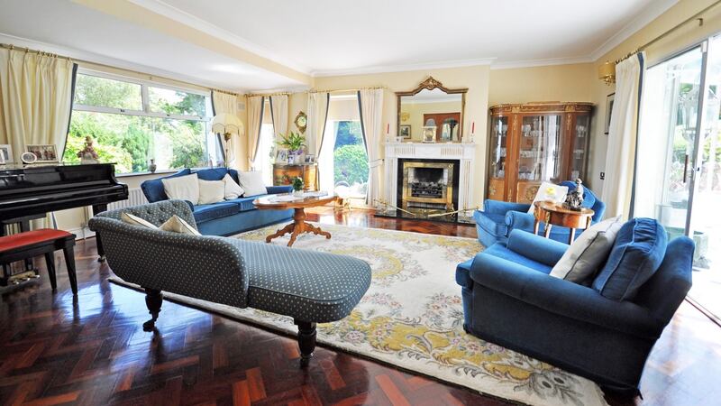 The drawing room and hall features a mahogay parquet floor