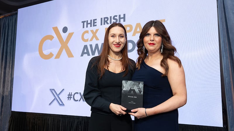 Agnieszka Jozwiak, awards judging coordinator, presents the CX leader 2024 award to Laura O'Toole