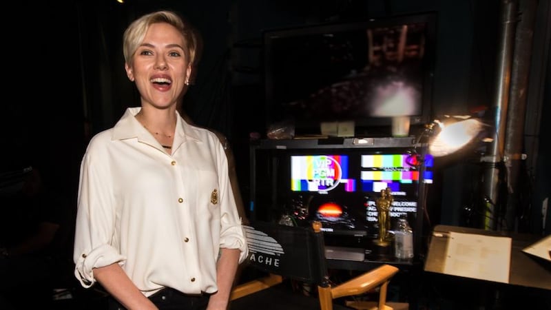 ScarJo hung around backstage, whilst Gwyn made a fleeting appearance. Photo by Christopher Polk/Getty Images