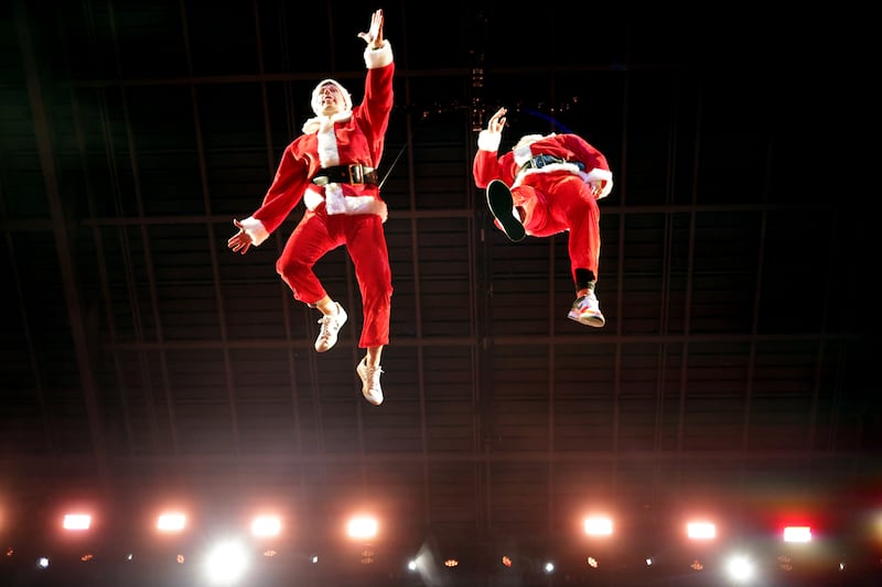 Aerial acrobatics from the 2 Johnnies