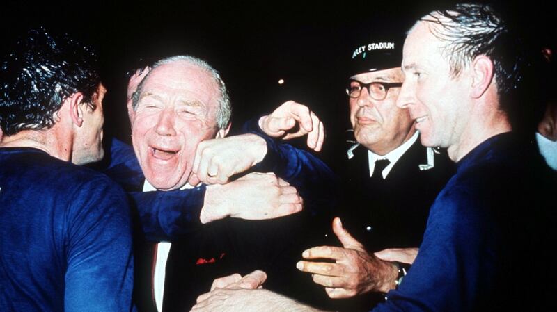 Busby celebrates with his players. Photo: Allsport Hulton/Archive