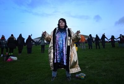 ‘There’s the sun coming up now, my God’: Hundreds gather at Newgrange ...