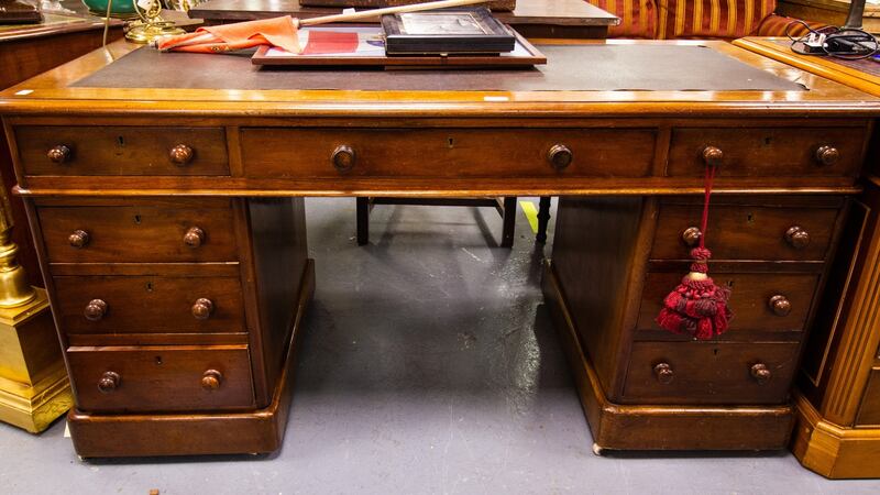 Yew style leather top pedestal desk €300–€500