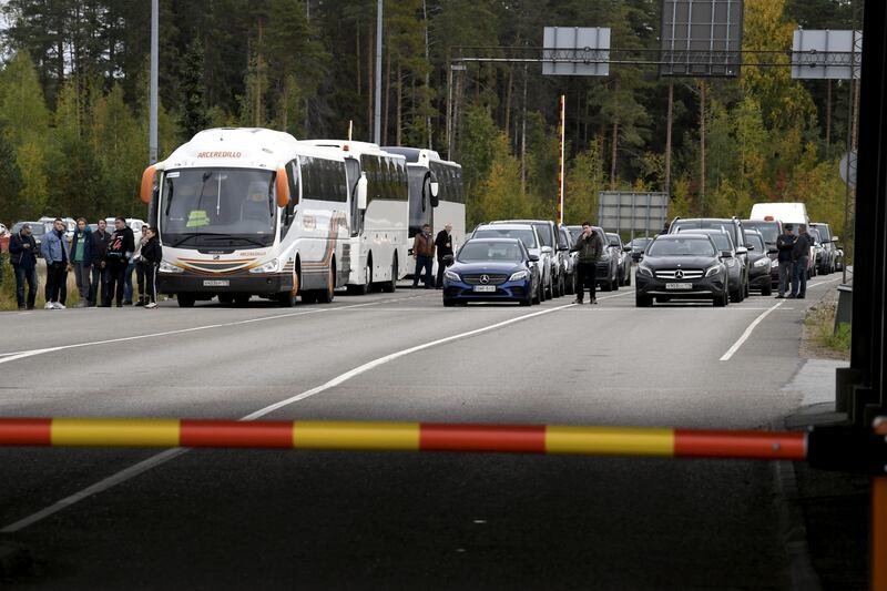 Cars and coaches from Russia queue to cross the border to Finland following Vladimir Putin's mobilisation order in September 2022. Photogrpah:  Jussi Nukari/AFP via Getty Images