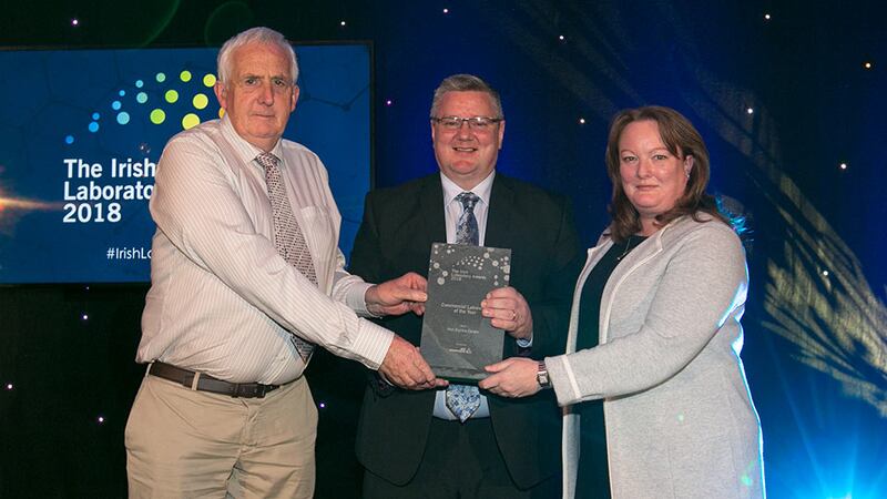 Brendan McCloskey, Commercial Manager, Air Products, presents the Commercial Laboratory of the Year award to Sarah McNicholas and Prof. Tom Bukley, Irish Equine Centre.