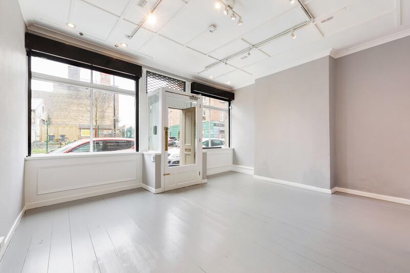 Gallery space: At the end of 1999, musicians the Kelly Family allowed their friend  Nicholas Gore Grimes to open his Cross Gallery rent-free on the ground floor. 