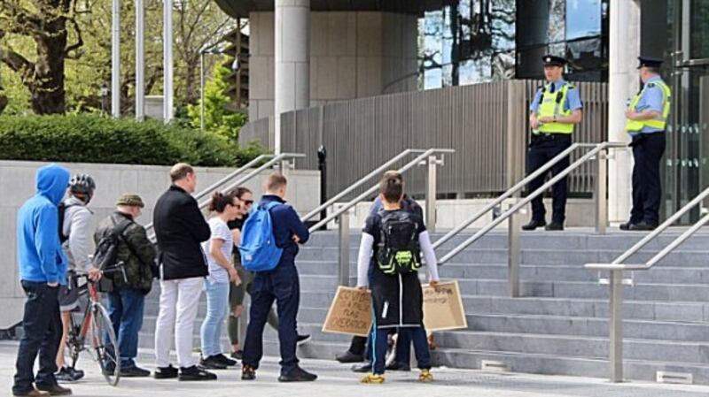 Gardaí took positions nearby Courts of Justice building where approximately 15 to 20 protesters turned up, but they dispersed after about an hour.