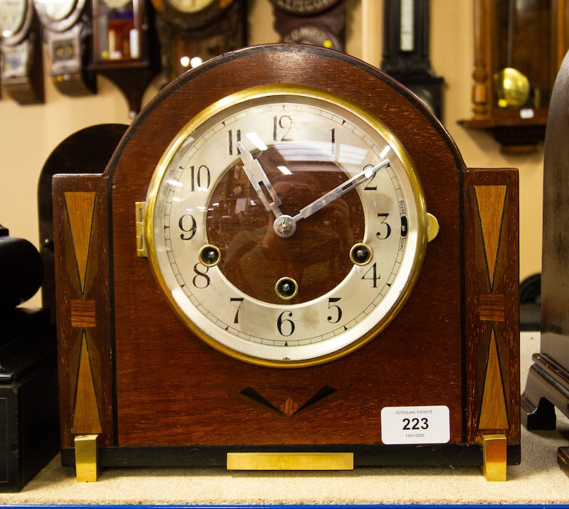 Art Deco clock with brass mounts (€40-€60)