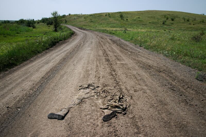 The body of a Russian soldier outside Makarivka. Photograph: Tyler Hicks/New York Times
                      