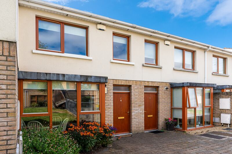 87 Clearstream Court, Finglas, Dublin 11: has south-facing back garden laid out with lawn and Indian sandstone paving.