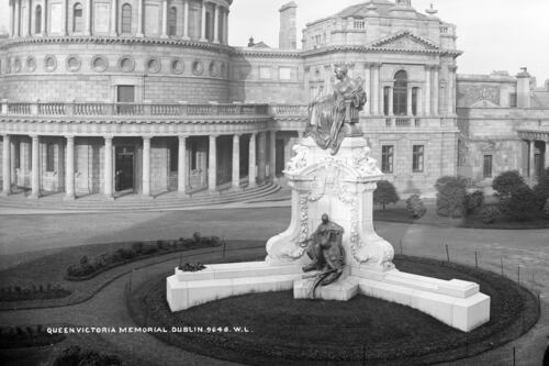 ‘The old lady was glaring about’: When Dublin’s Queen Victoria statue was removed