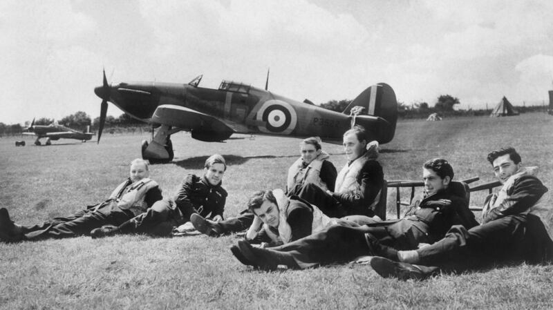 Pilots of ‘B’ Flight, No 32 Squadron at Hawkinge in front of Hurricane Mk I P3522, GZ-V in July 1940