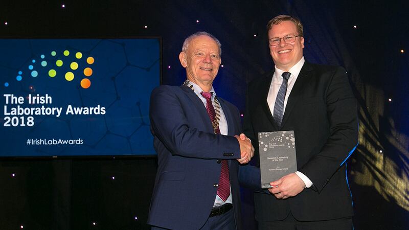 Conor O’Brien, President, Irish Science Teachers Association, presents the Research Laboratory of the Year award to Jens Rauch, Systems Biology Ireland.