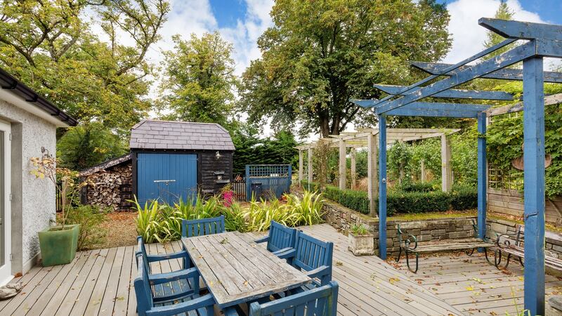 Garden with patio and pergola