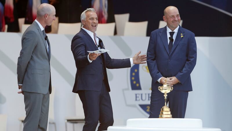 Jim Furyk seems a bit unsure what to make of David Ginola. Photo: Paul Childs/Reuters