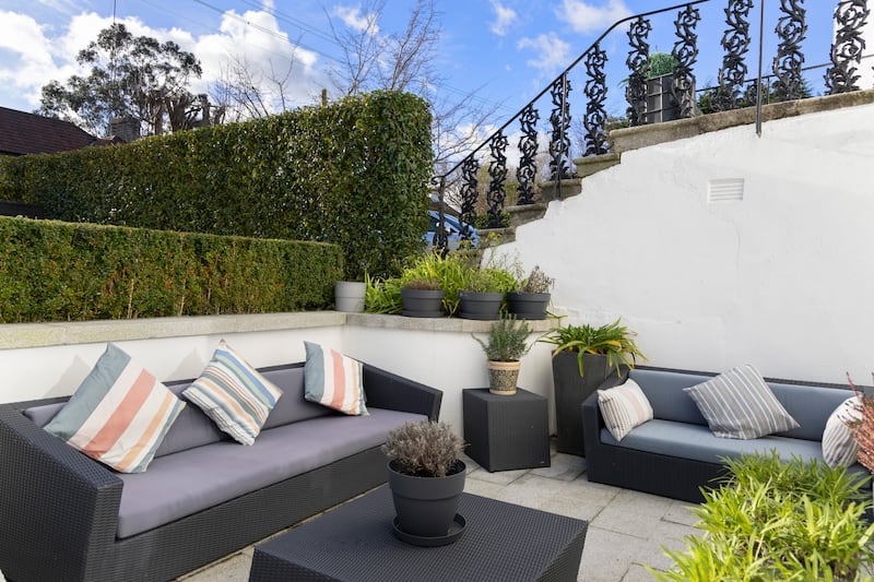 Private sunken patio to the front