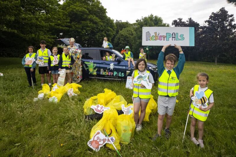 BMW supports the Picker Pals initiative which encourages children from Irish schools to get out and pick up and dispose of litter in their local areas