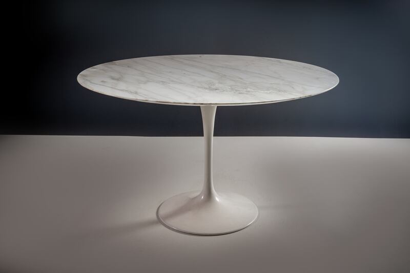 Circular tulip table by Finnish-US architect and designer Eero Saarinen (€2,000-€3,000)