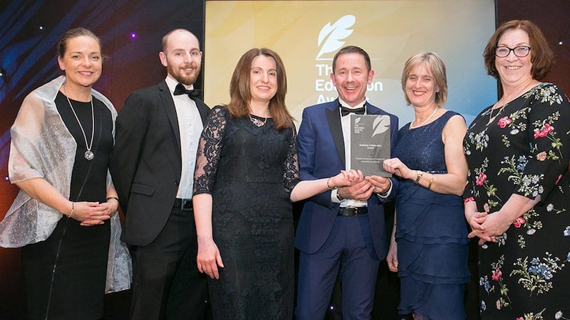 David Bryant, Segment Programme Manager, Speciality and Medical Gases presents the Business Collaboration Award to University of Limerick Team.