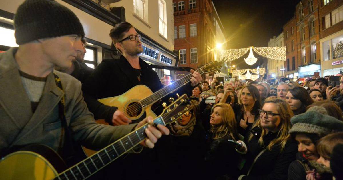 Glen Hansard leads famous faces in Christmas Eve busk The Irish Times