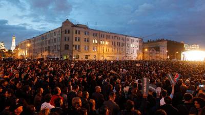 Thousands turn out for Alexei Navalny rally after pro-Putin official wins Moscow election