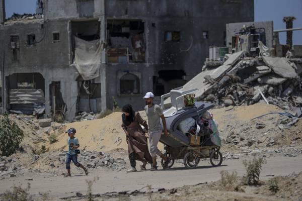 Thousands flee their homes as Israeli forces bomb southern Gaza 