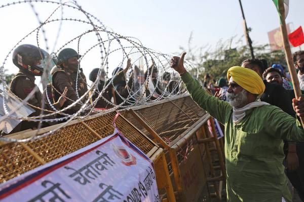 Indian farmers march on Delhi in protest against agriculture laws