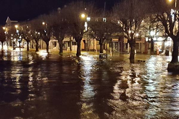 Storm Deirdre: Flooding and power outages around country