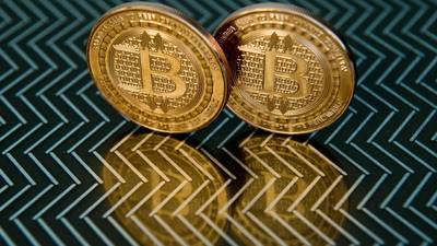 Bitcoin falls below €5,300 amid cryptocurrency sell-off
