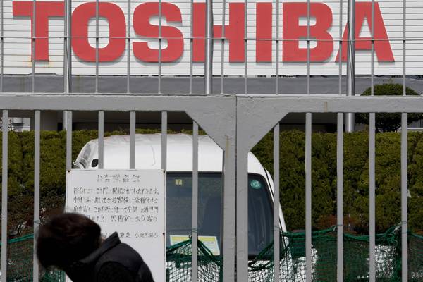 Toshiba $18bn sale of chip unit signed, but discord soon emerges