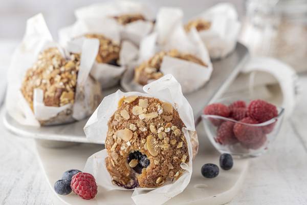 Summer berry muffins with a crisp and crumbly topping